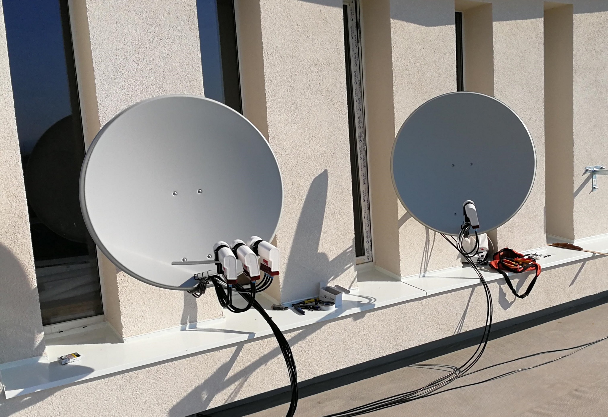 Instalace DVB-T/T2 a SAT příjmu ze 4 SAT pozic pro 48 jednotek SVJ Na Petřinách 28 instalovaná v červenci 2018.